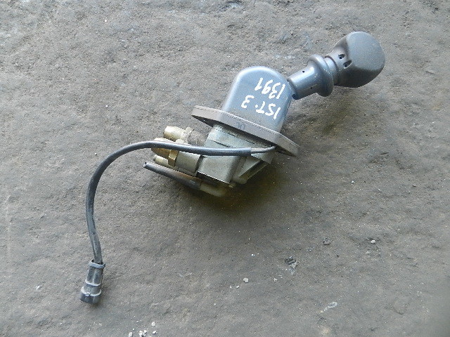 Кран стояночного тормоза (ручник) б/у 05162/05525/04392/08075 для Iveco (Ивеко)