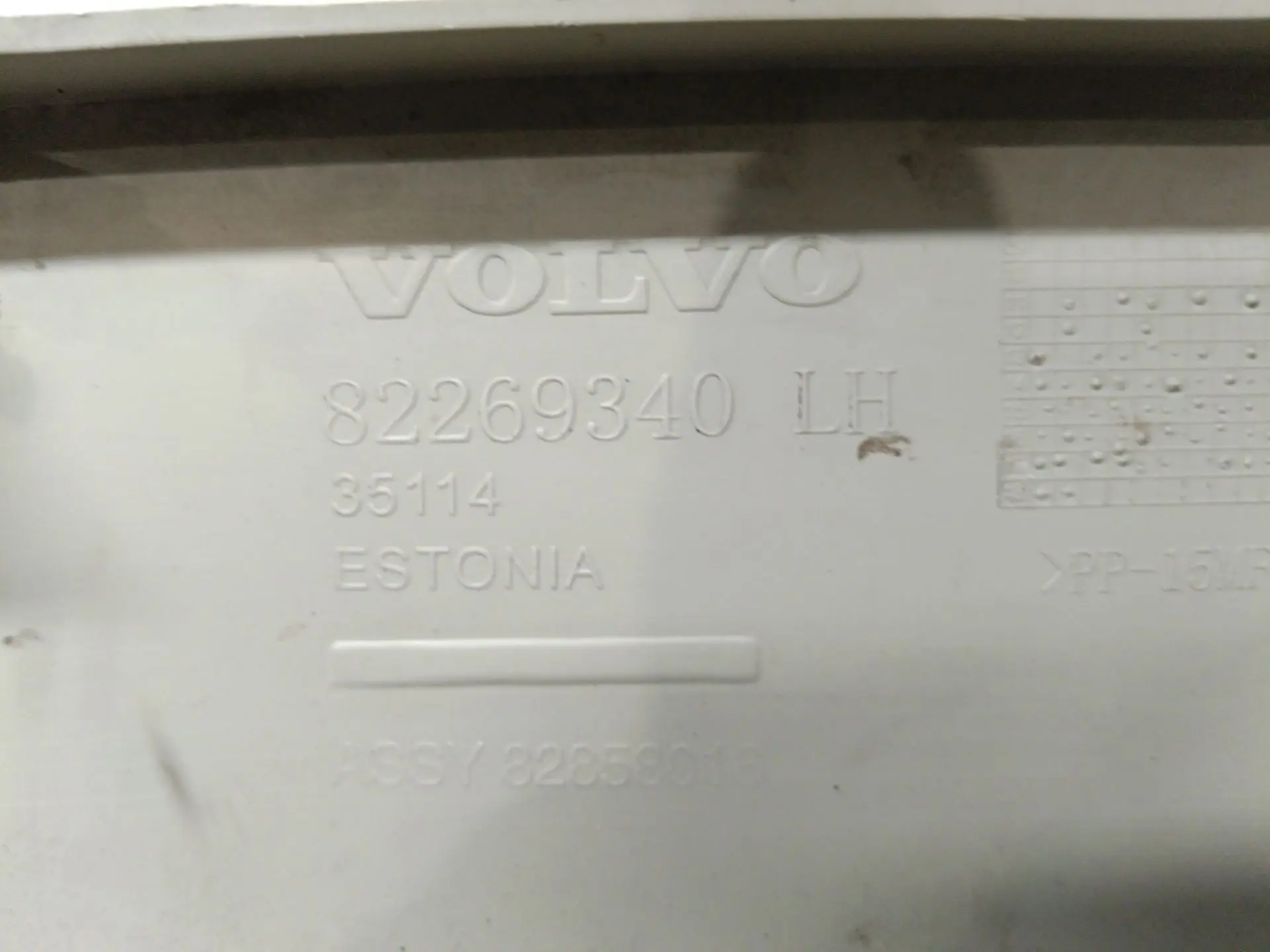 Накладка торпедо левая б/у 82269340 для Volvo (Вольво) VOLVO - 2