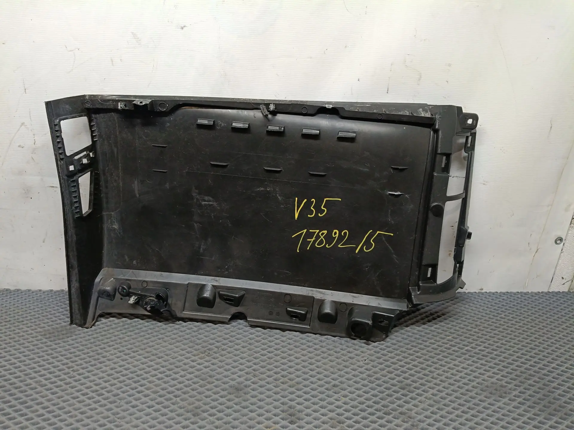 Накладка на торпедо нижняя б/у 82214563 для Volvo (Вольво) - 1