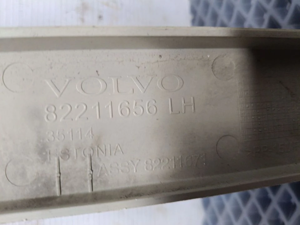 Декоративная накладка левая б/у 82211656 для Volvo (Вольво) - 1
