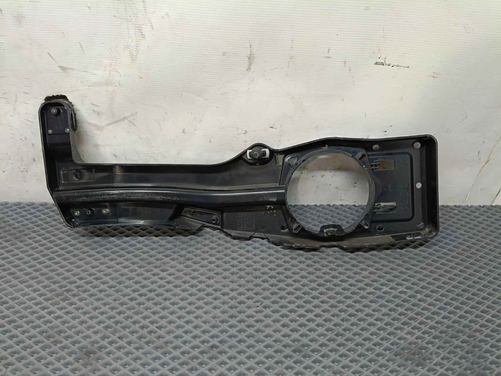 Кронштейн динамика правый б/у 82366070 для Volvo (Вольво) - 1