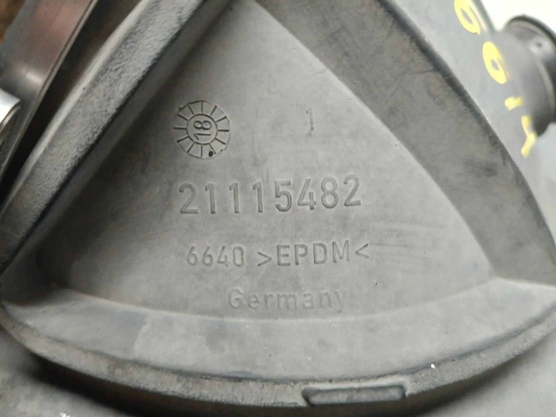 Патрубок воздушного фильтра б/у 21115482 для Volvo (Вольво) - 2