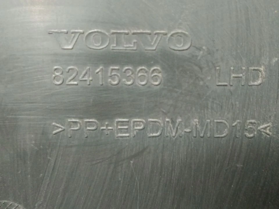 Накладка торпедо левая нижняя б/у 82415366 для Volvo (Вольво) VOLVO - 2