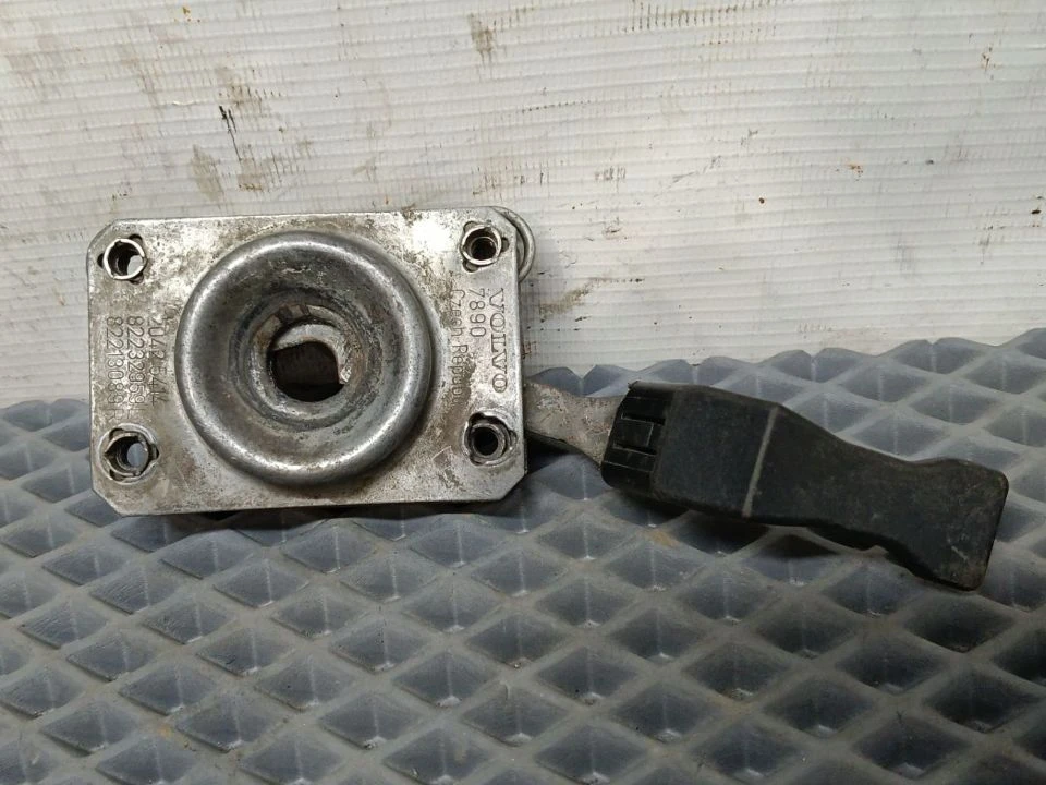 Замок капота б/у 82232959 / 82213089 / 20425414 для Volvo (Вольво) - 1
