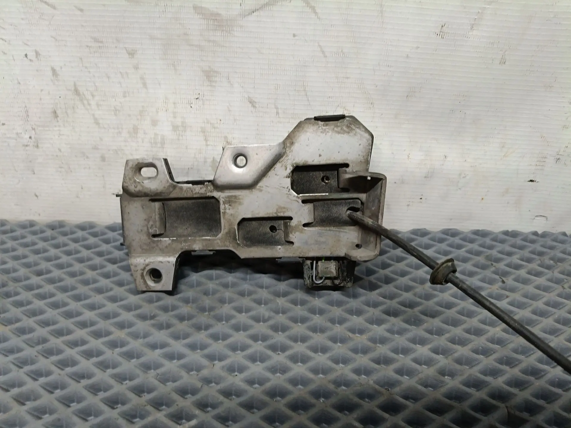 Замок капота  б/у 82208559 для Volvo (Вольво) - 1
