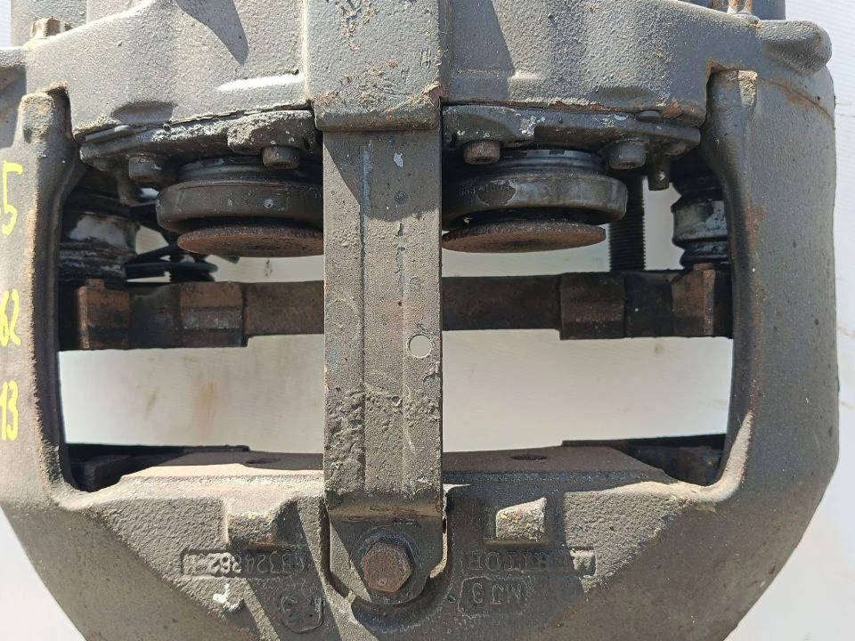 Суппорт тормозной передний левый  б/у 21487603 / 68324882 для Volvo (Вольво) MERITOR - 1