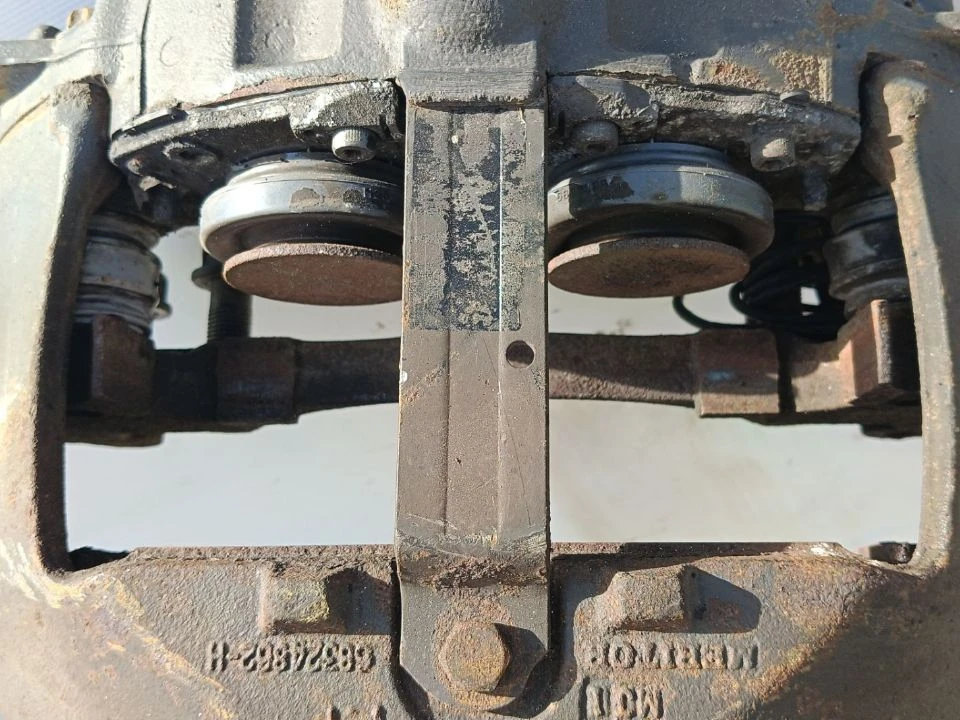 Суппорт тормозной задний правый  б/у 21487594 / 68324856 для Volvo (Вольво) MERITOR - 1