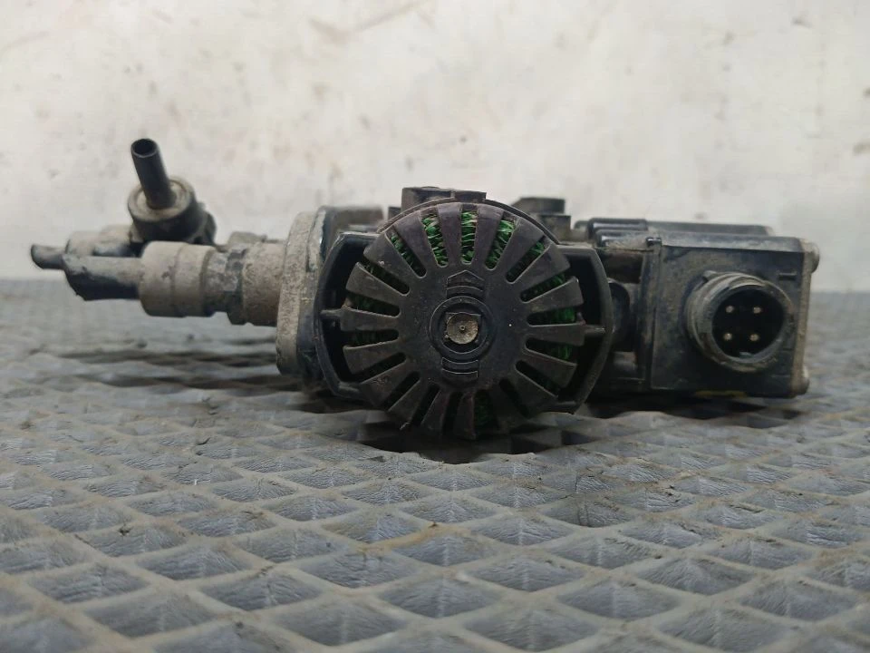Главный кран уровня пола  б/у 21083657 / K019820 / K060434 для Volvo (Вольво) KNORR - 1