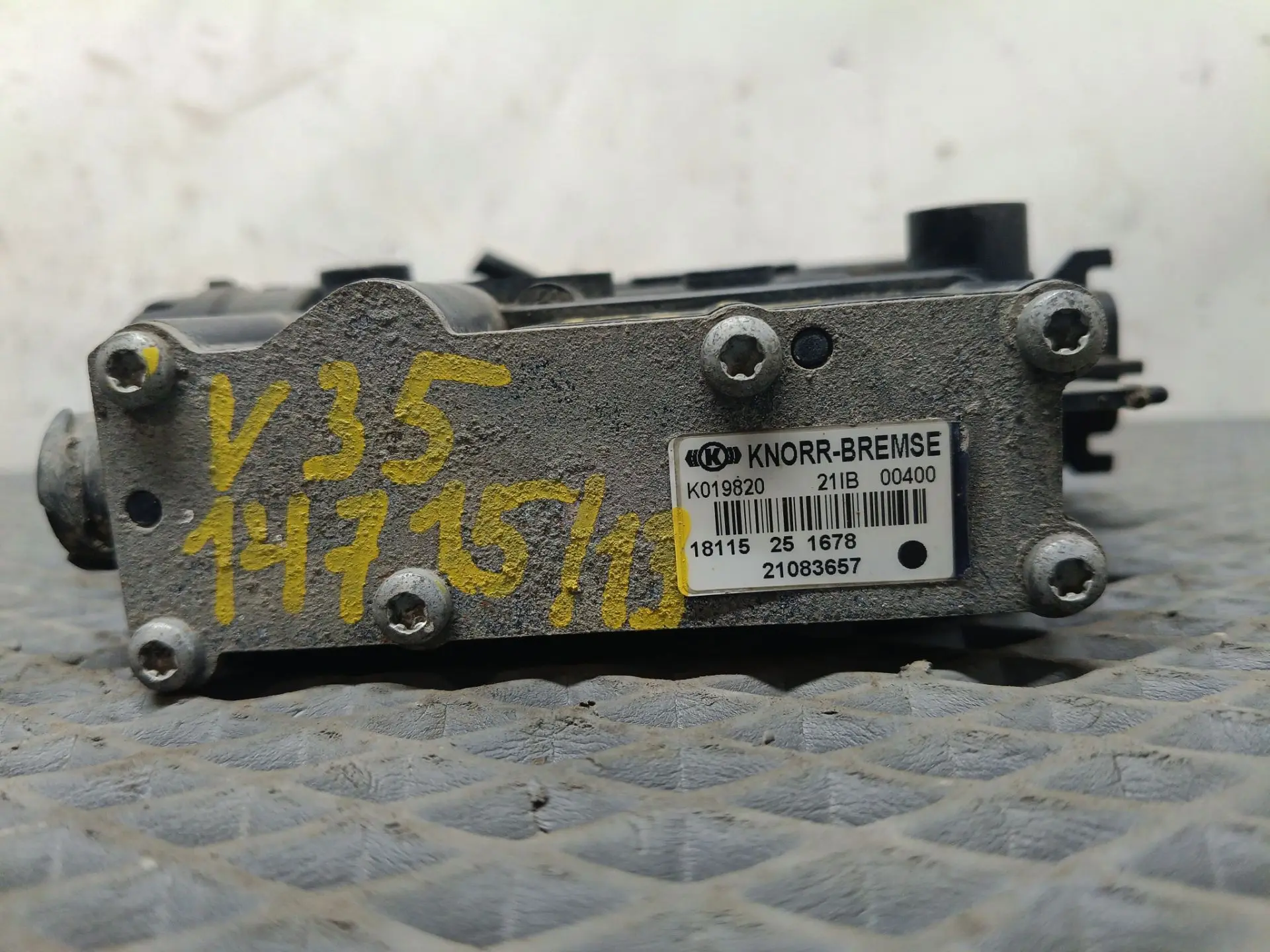 Главный кран уровня пола  б/у 21083657 / K019820 / K060434 для Volvo (Вольво) KNORR - 3