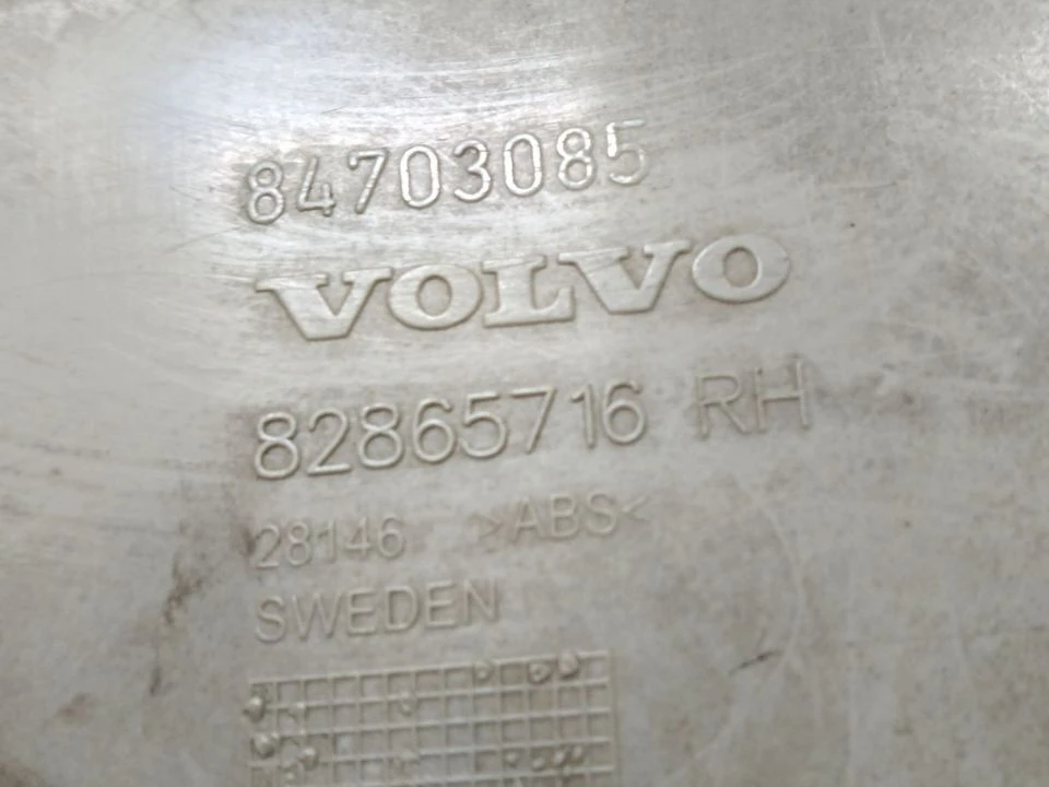 Салонная пластиковая крышка ( заглушка ) правая б/у 82865716 / 84703085 для Volvo (Вольво) - 2