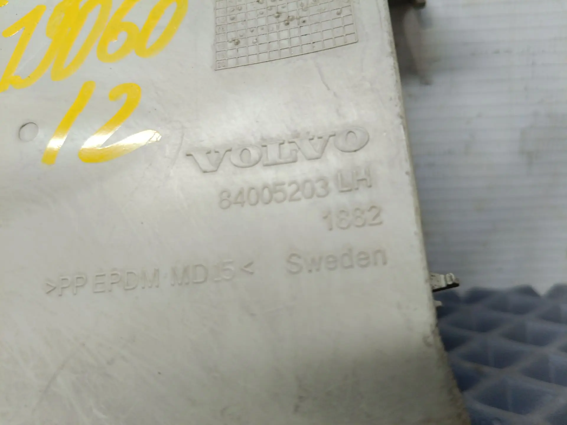 Накладка кабины левая б/у 84005203 для Volvo (Вольво) VOLVO - 1