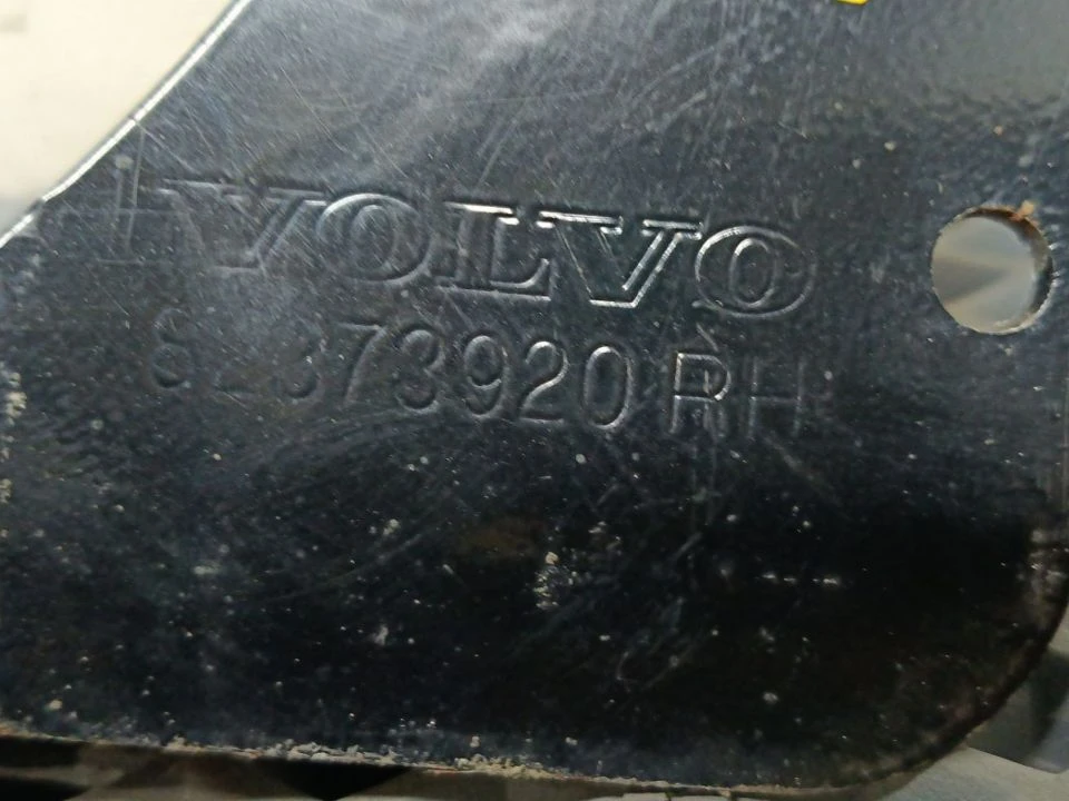Кронштейн крепления правого подкрылка средний б/у 82373920 для Volvo (Вольво) - 1
