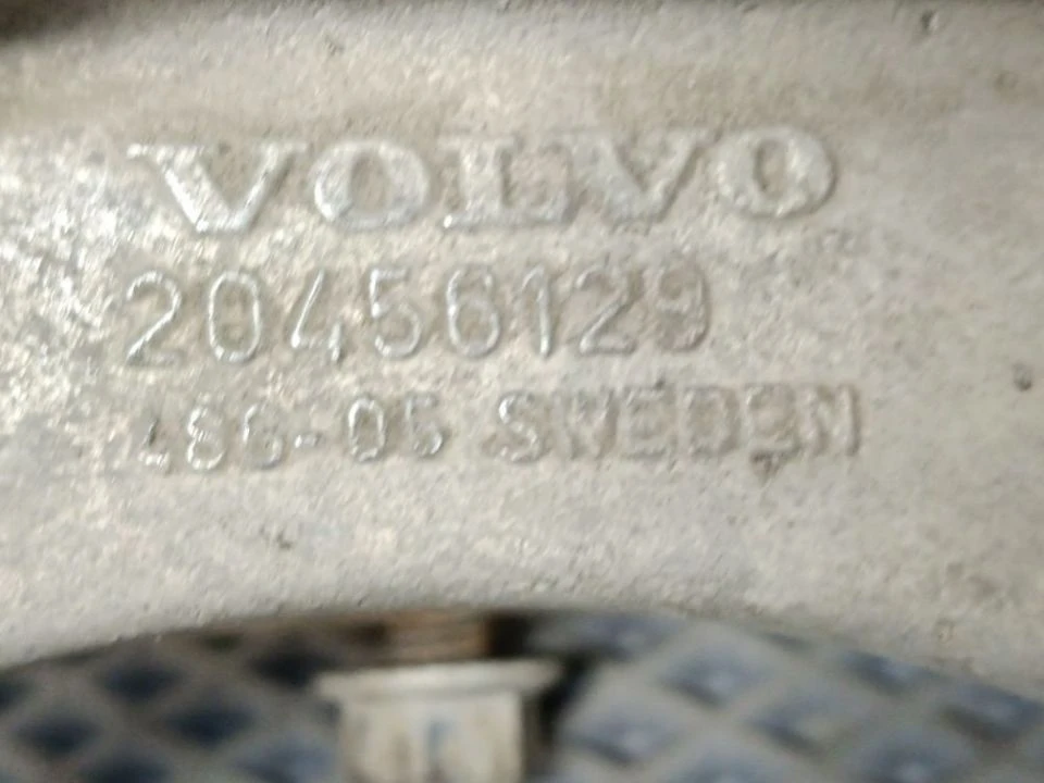 Кронштейн торсиона кабины алюмин. лев./прав. б/у 20456129 для Volvo (Вольво) - 2