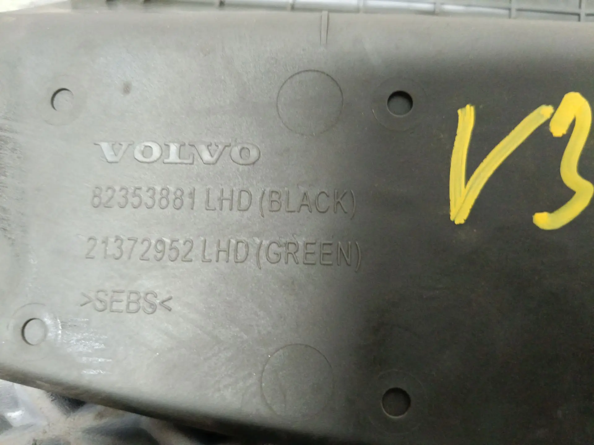 Резиновый коврик отделения для хранения б/у 82353881 / 21372952 для Volvo (Вольво) - 1
