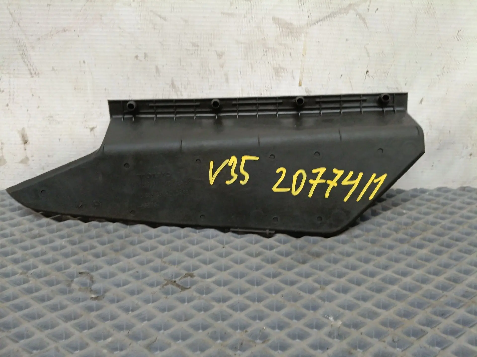 Резиновый коврик отделения для хранения б/у 82353881 / 21372952 для Volvo (Вольво) - 2