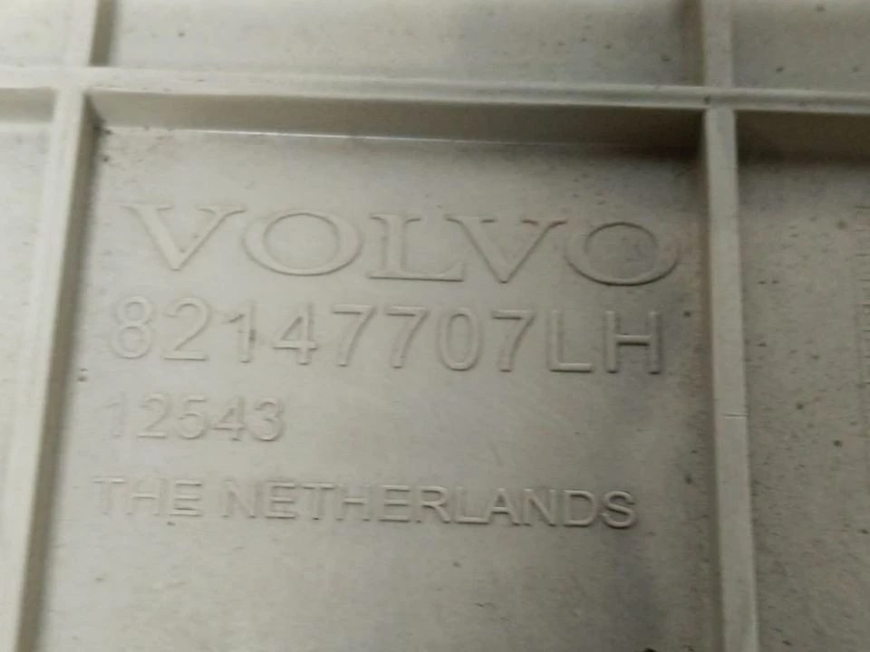 Вещевой ящик центральной консоли левый б/у 82147707 для Volvo (Вольво) - 2