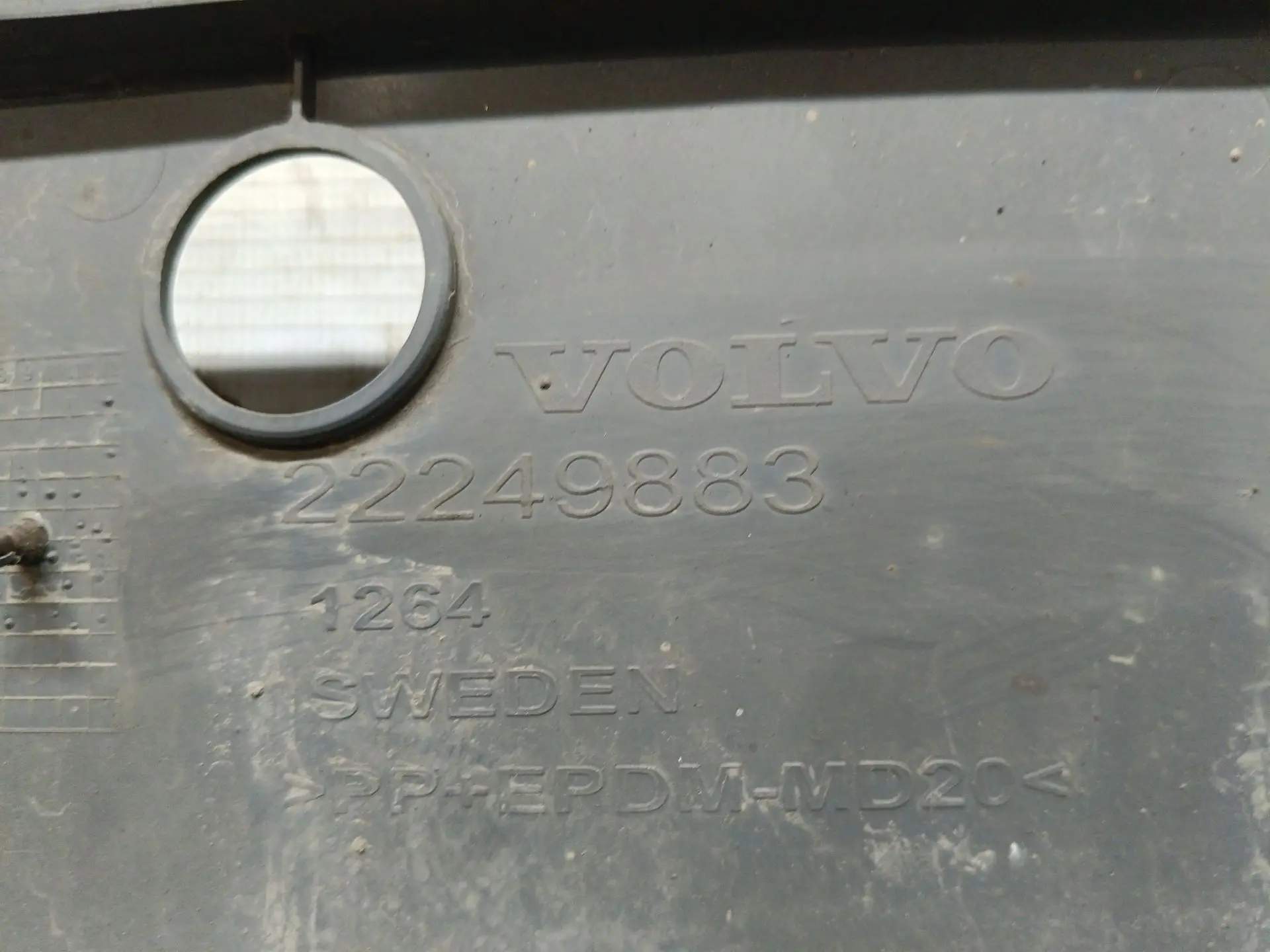 Накладка бампера средняя часть б/у 22249883 для Volvo (Вольво) - 2