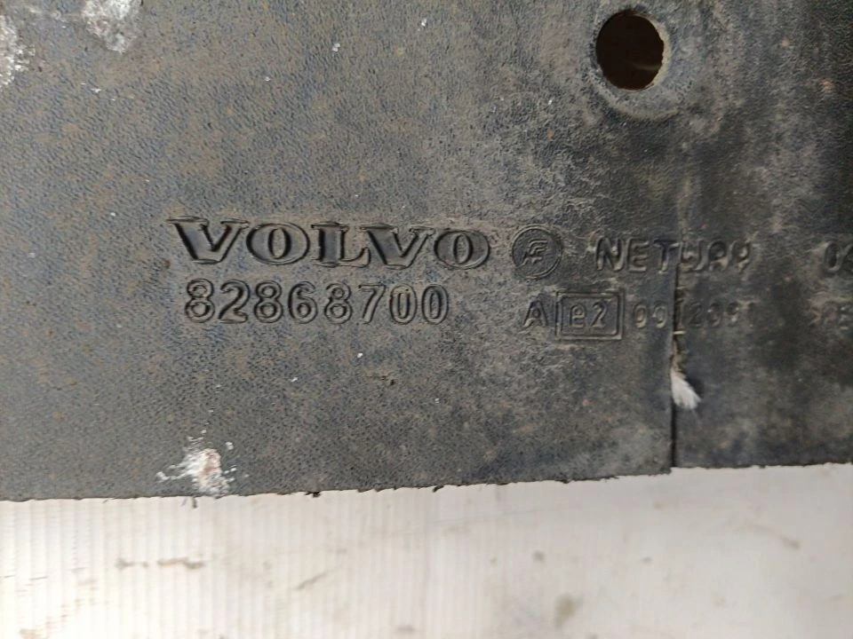 Брызговик передний ( шумоизоляция крыла ) б/у 82868700 для Volvo (Вольво) - 1
