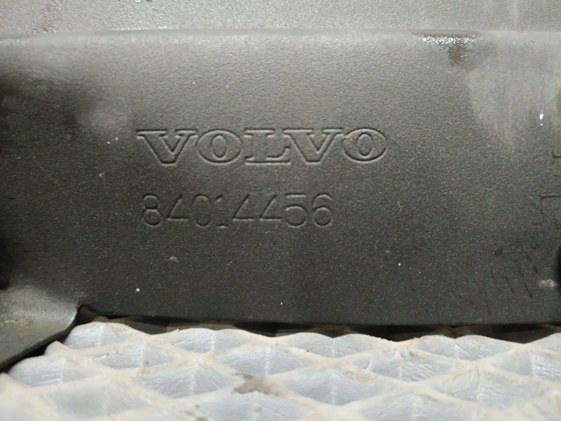 Накладка под спальник метал.  б/у 84014456 для Volvo (Вольво) - 1
