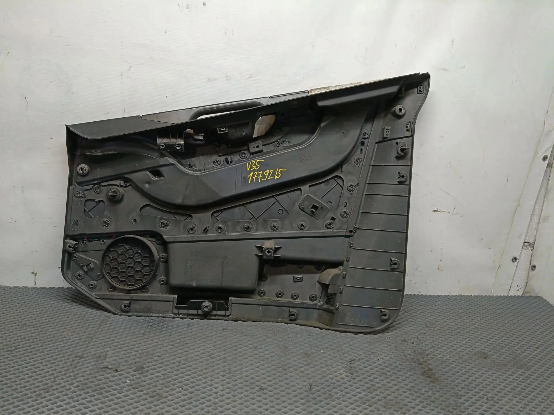 Обшивка двери левая б/у 82909848 / 82909847 / 82200935 / 21925723 для Volvo (Вольво) - 1